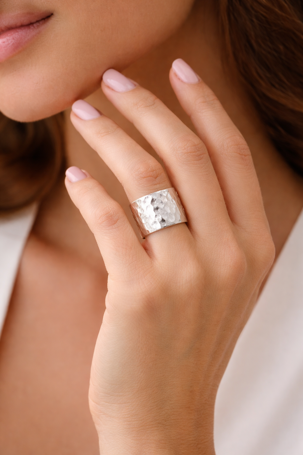 Bold Band Ring hand Bold Band Ring hand