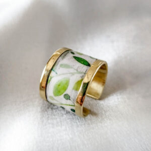 Coloring Green Breeze – χειροποίητο δαχτυλίδι με πράσινο φυτικό μοτίβο και υγρό γυαλί – Lina Gerardi
