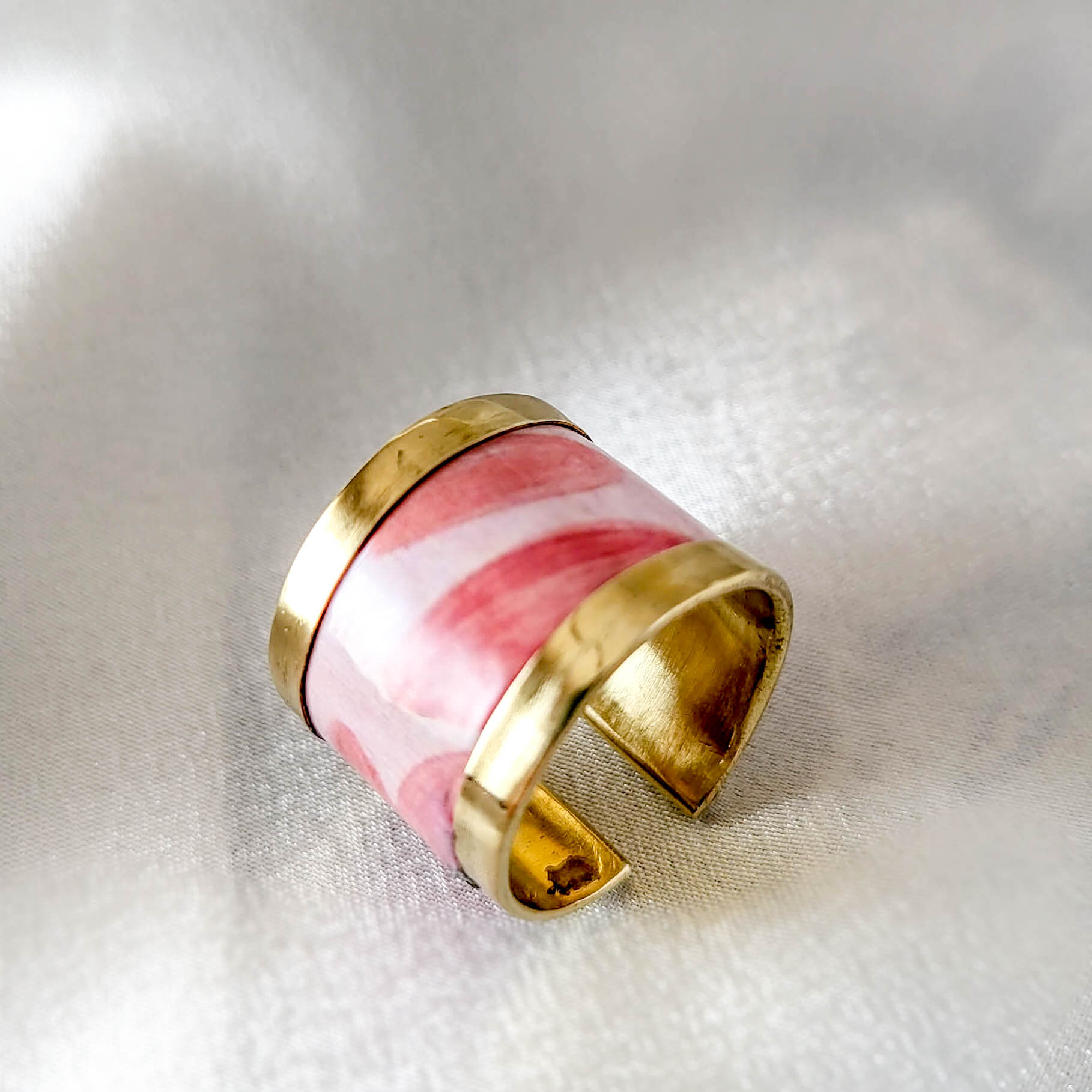 Coloring Rose Veil – χειροποίητο δαχτυλίδι με απαλό ροζ μοτίβο και υγρό γυαλί – Lina Gerardi