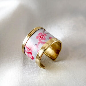 Coloring Blossom Whisper – χειροποίητο δαχτυλίδι με ροζ floral μοτίβο και υγρό γυαλί – Lina Gerardi