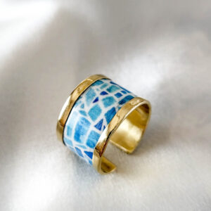 Coloring Aqua Mosaic – χειροποίητο δαχτυλίδι με γαλάζιο γεωμετρικό μοτίβο και υγρό γυαλί – Lina Gerardi