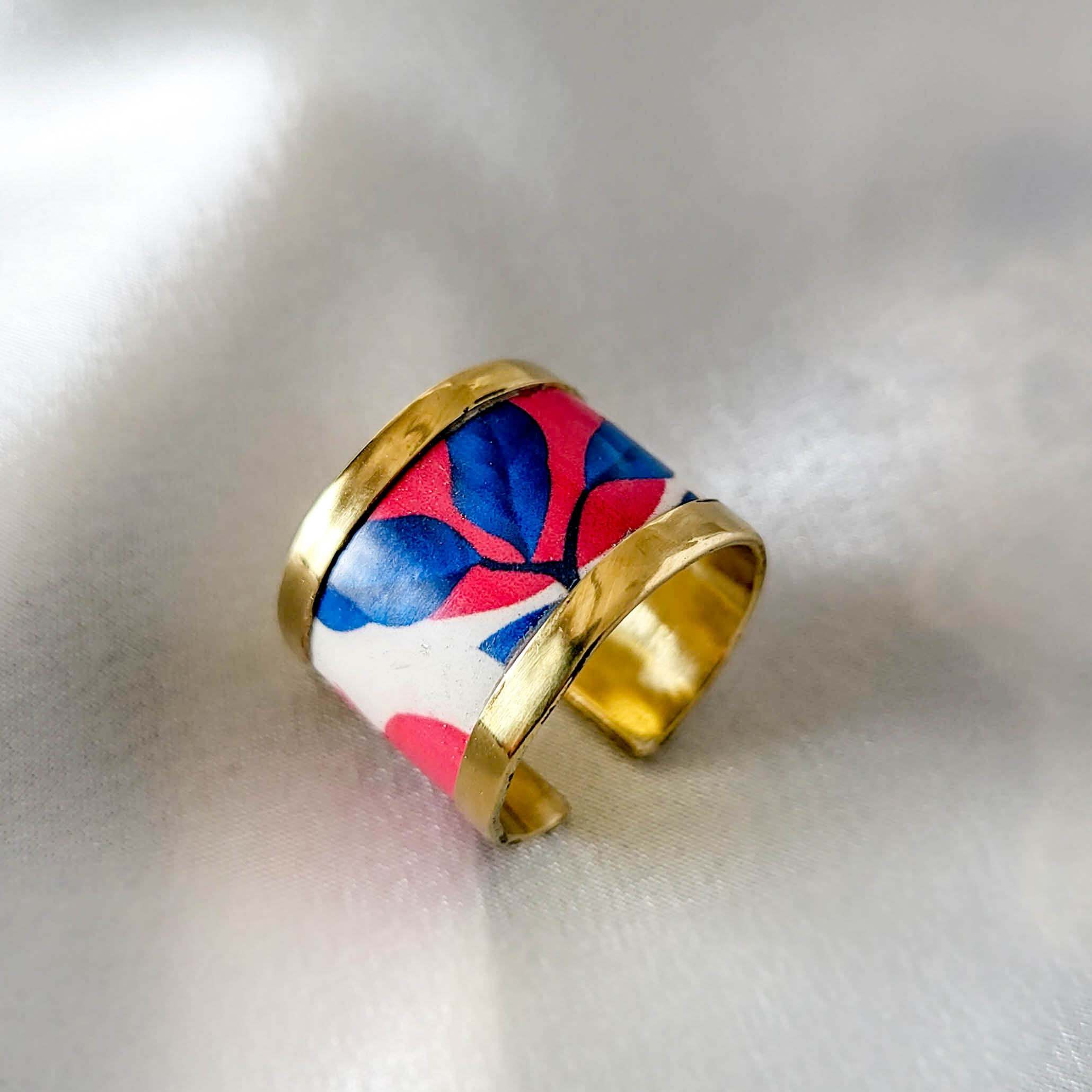 Χειροποίητο φαρδύ δαχτυλίδι Coloring από ορείχαλκο με floral μοτίβο σε κόκκινο και μπλε και επικάλυψη υγρού γυαλιού Lina Gerardi