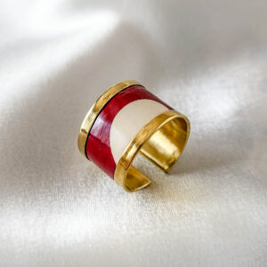 Coloring Ivory Ribbon – χειροποίητο κόκκινο δαχτυλίδι με λευκή λωρίδα και υγρό γυαλί – Lina Gerardi